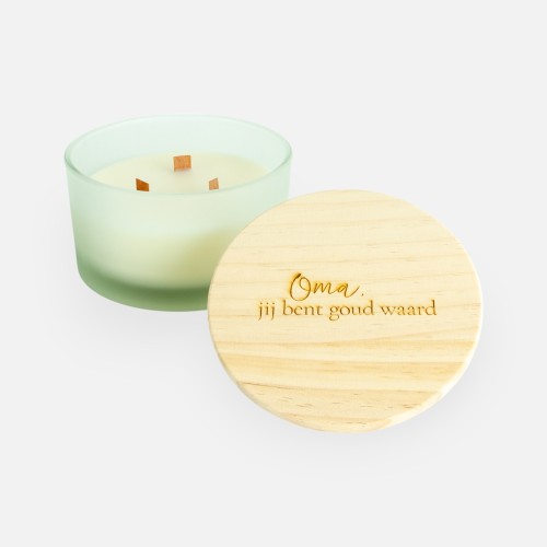 Luxe geurkaars laag frosted wit met houten deksel – 'oma, jij bent goud waard'