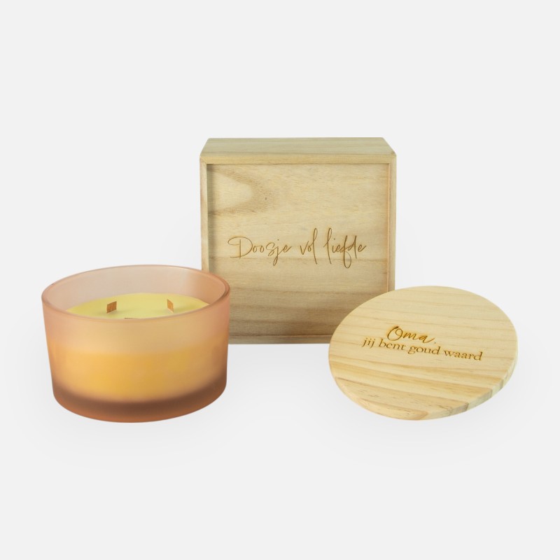 Coffret cadeau en bois avec couvercle coulissant et bougie parfumée blush - 'Doosje vol liefde' / 'Oma, jij bent goud waard'